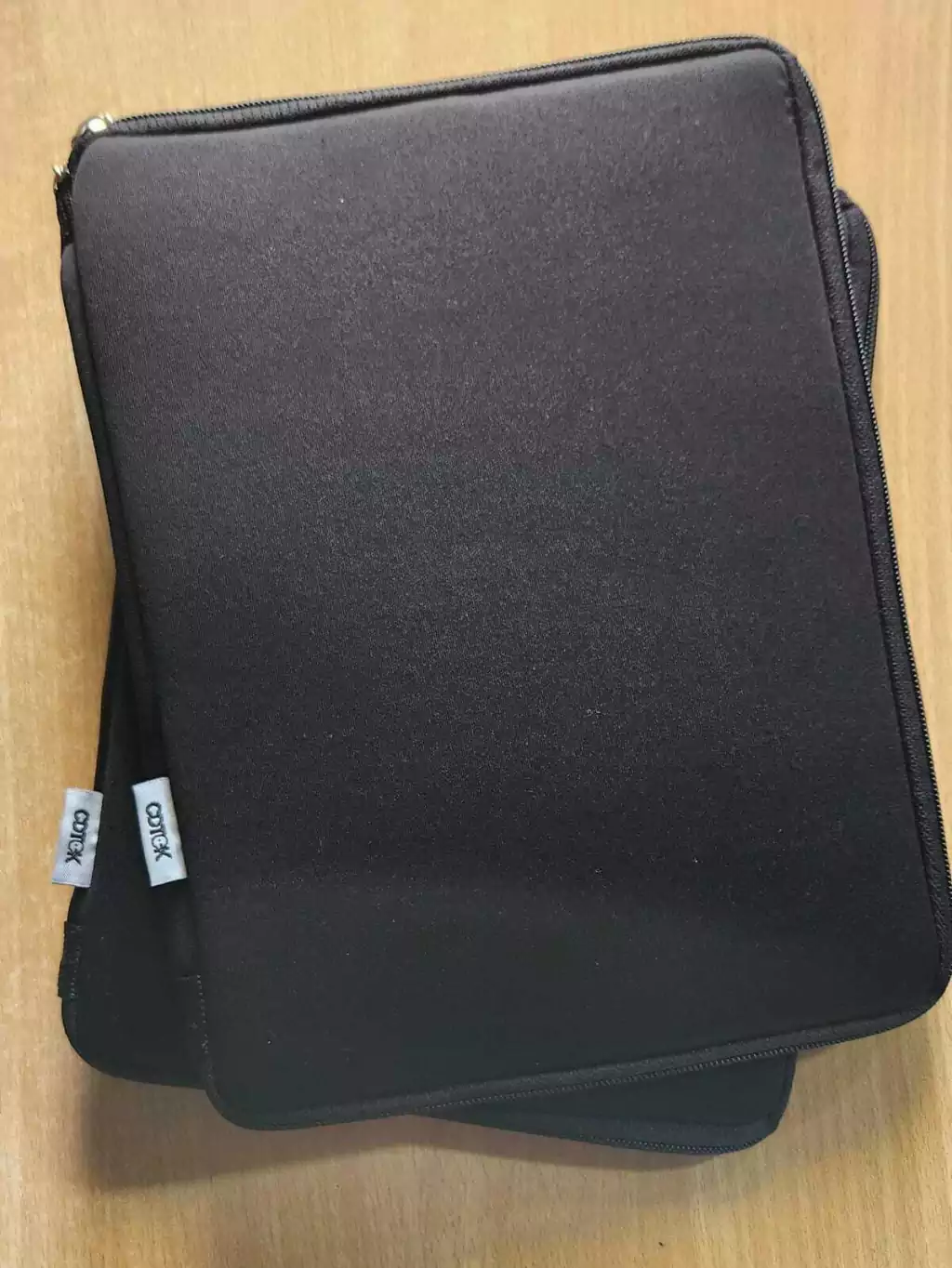 10-negra1-b6612f5a27b3c3eee417138957331600-1024-1024 Funda para Tablet CDTEK 10” Negra | Neoprene Protectora | Cierre Seguro - Imagen 2