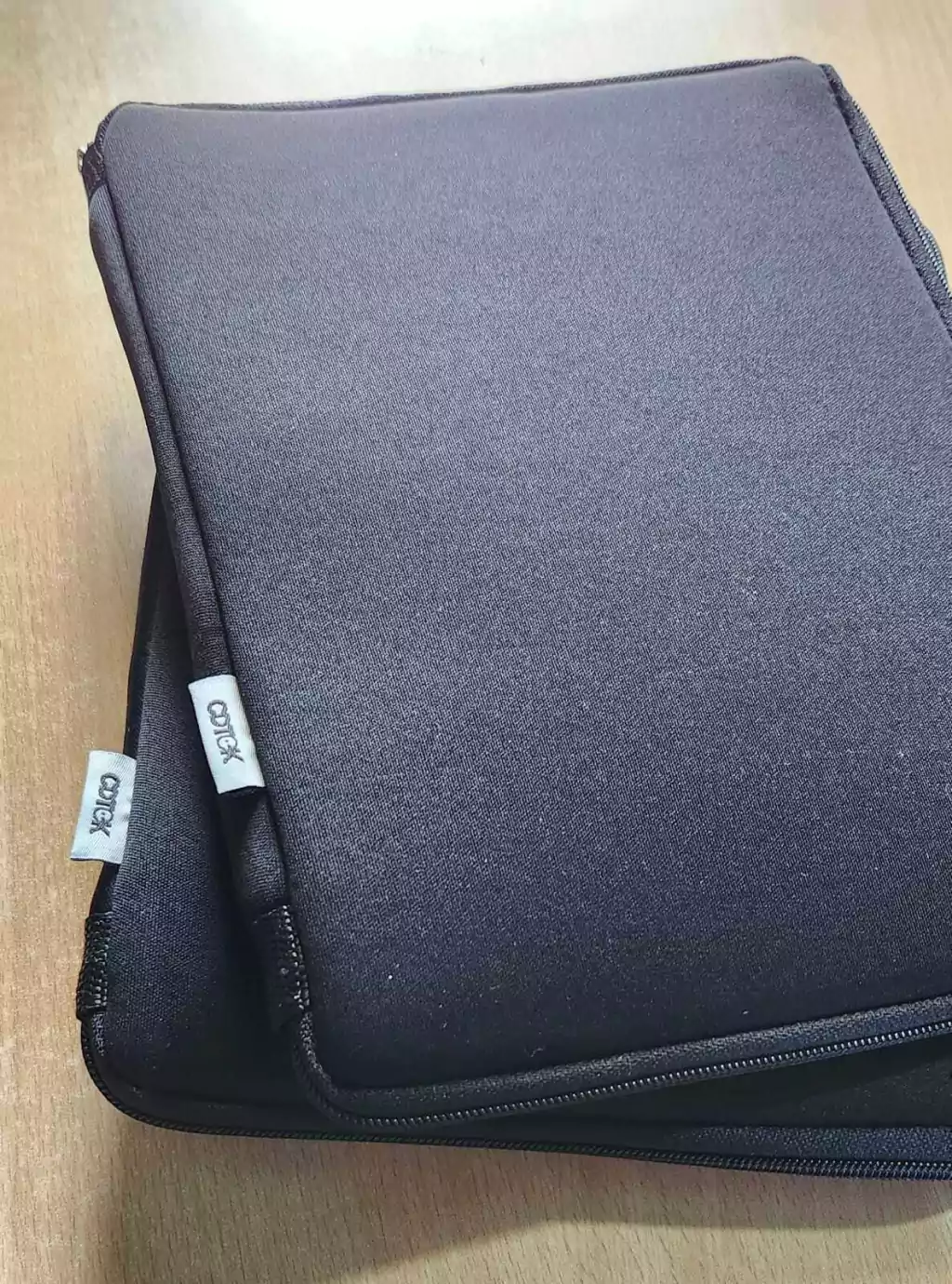 10-negra2-c33c7f30ac4edac16c17138957358800-1024-1024 Funda para Tablet CDTEK 10” Negra | Neoprene Protectora | Cierre Seguro - Imagen 3