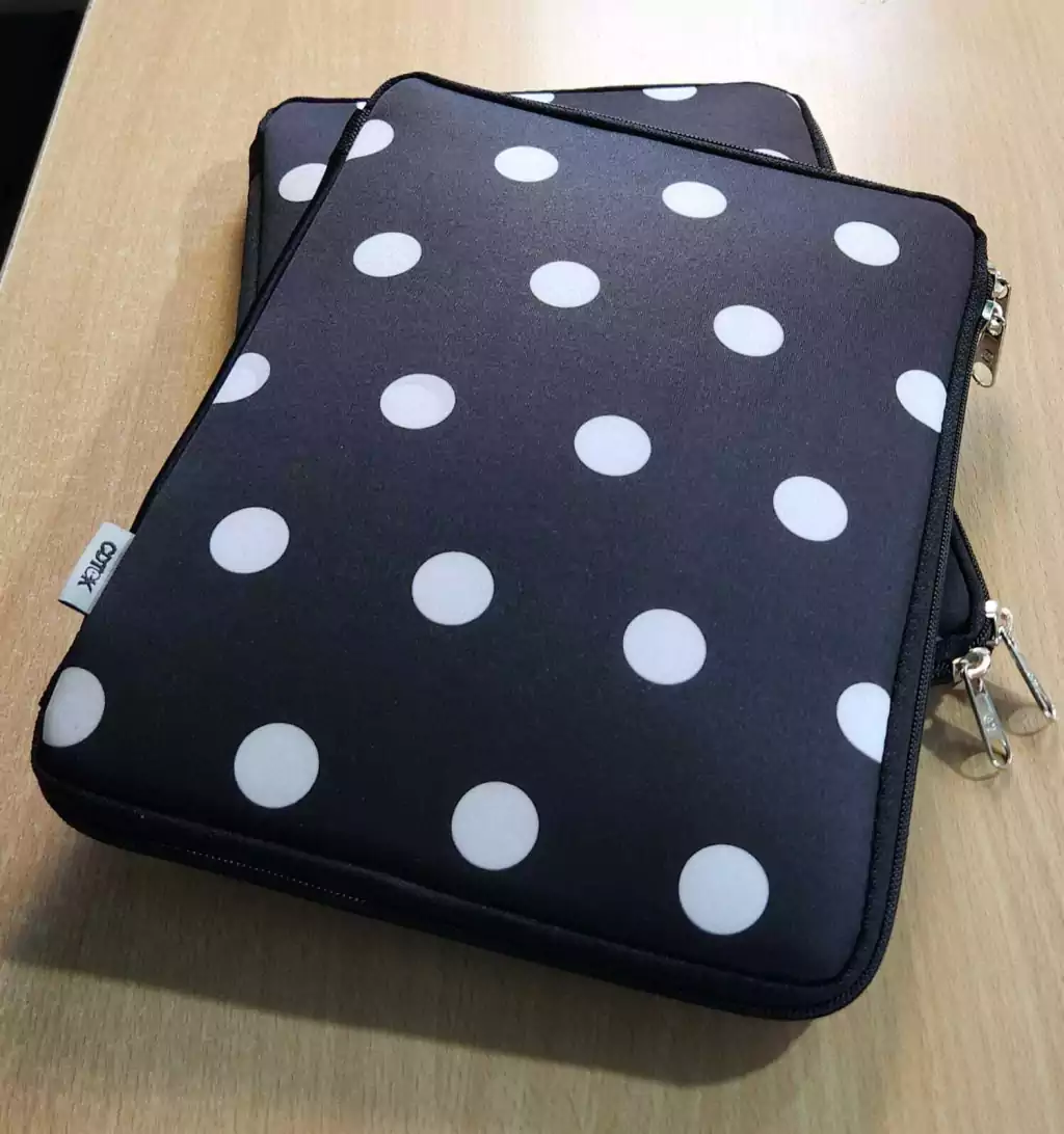 10-tablet-lunaresb-720fb6890d9ed438c017135349484727-1024-1024 Funda para Tablet CDTEK 10” | Neoprene | Lunares Blancos | Cierre Seguro - Imagen 7