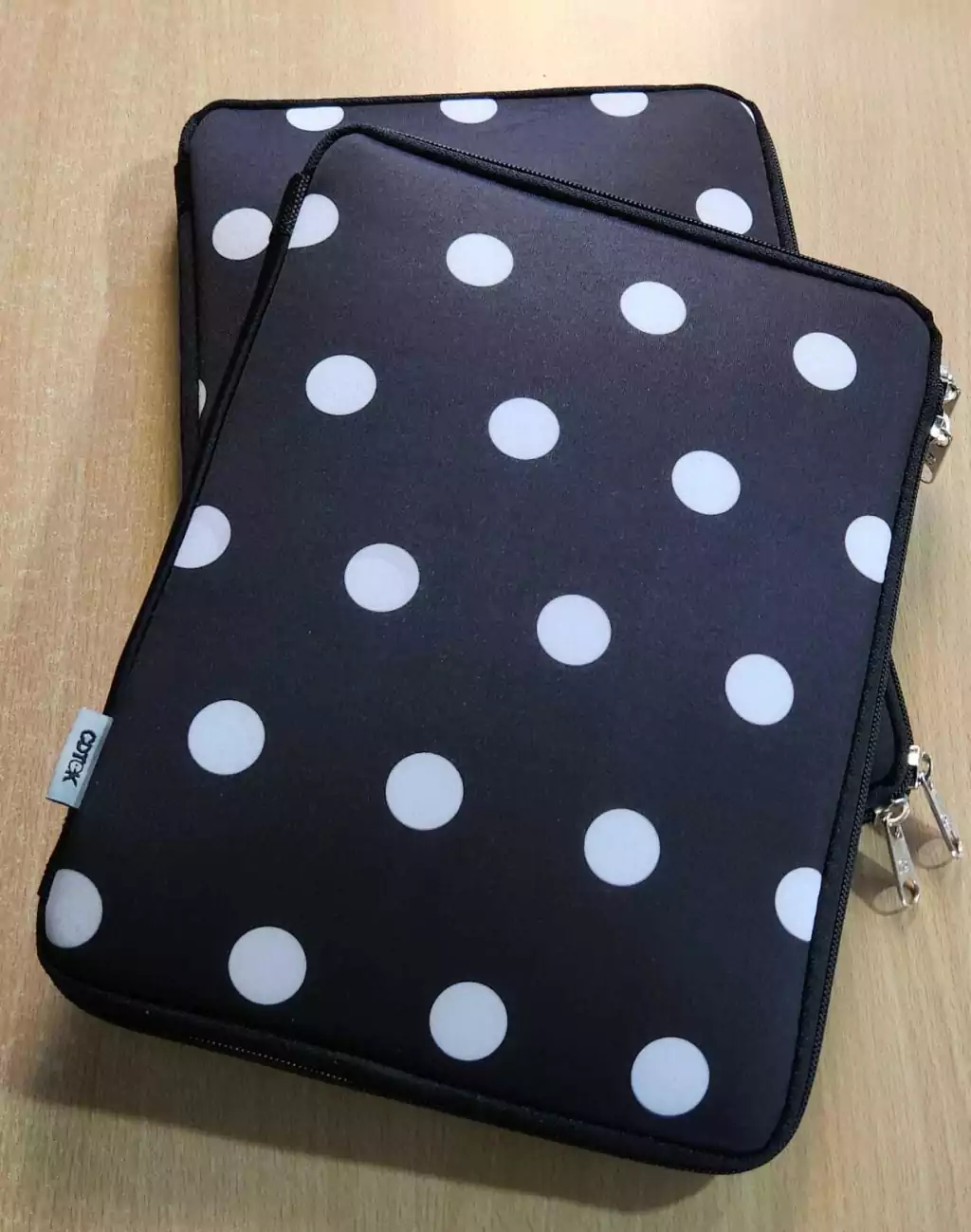 10-tablet-lunaresc-12b29a890234eff2f417135349507833-1024-1024 Funda para Tablet CDTEK 10” | Neoprene | Lunares Blancos | Cierre Seguro - Imagen 3
