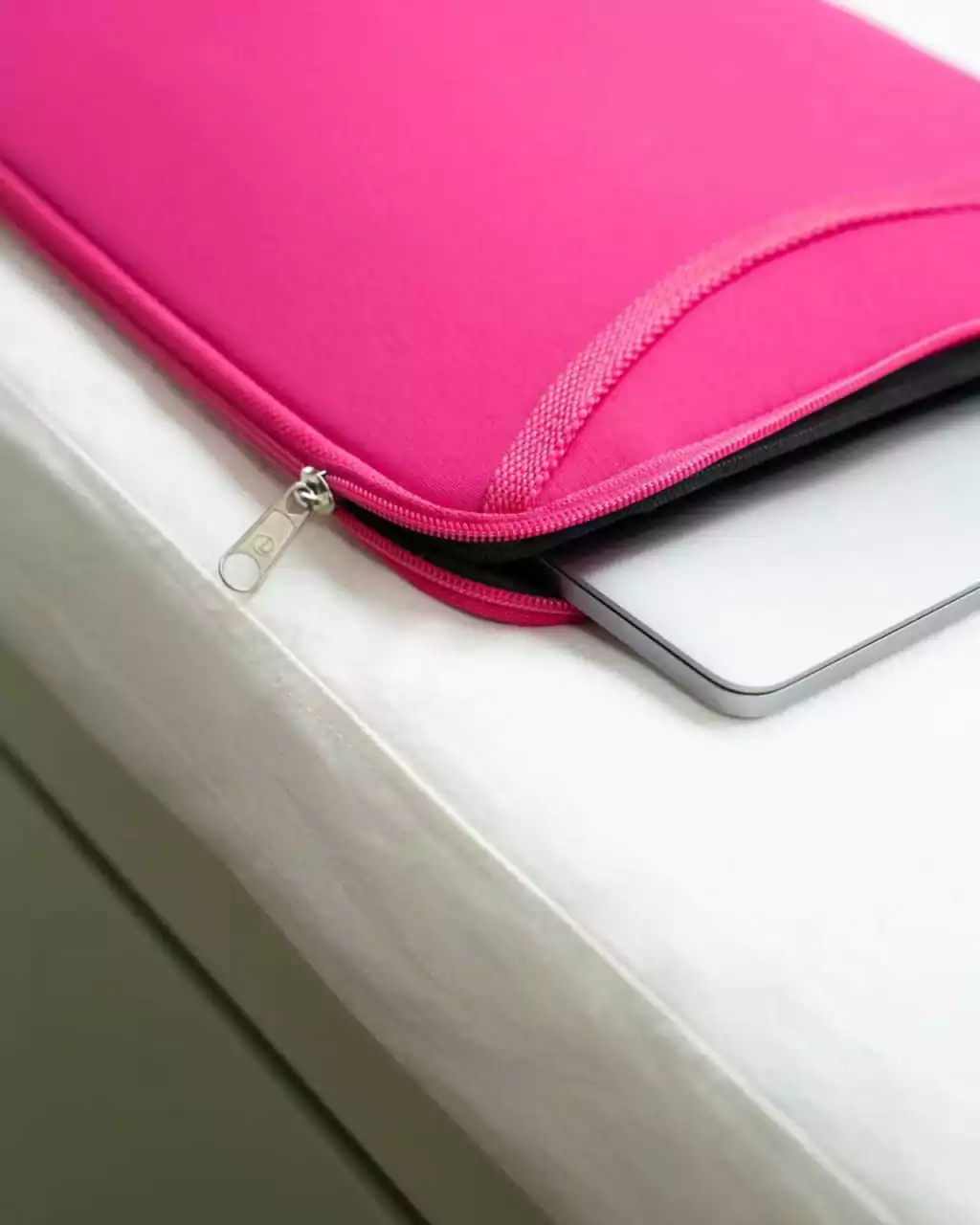 bolsillo-fucsia1-9ba91065f6f65acf9317019625094002-1024-1024 Funda para Notebook CDTEK 15.6” Fucsia | Neoprene con Bolsillo | Doble Cierre - Imagen 3