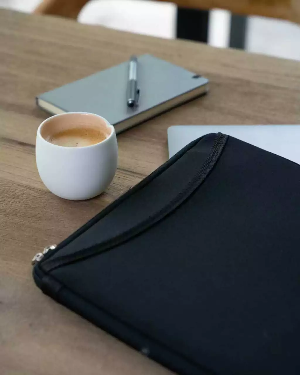 bolsillo-negro2-be529745784e1ca98f17019625244283-1024-1024 Funda para Notebook CDTEK 15.6” Negra | Neoprene con Bolsillo | Doble Cierre - Imagen 3