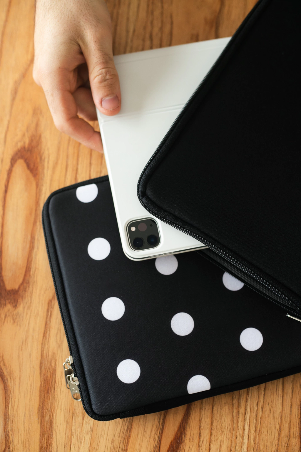 _mg_0769-a362d35203e1da5c4217150065565486-1024-1024 Funda para Tablet CDTEK 10” | Neoprene | Lunares Blancos | Cierre Seguro - Imagen 2