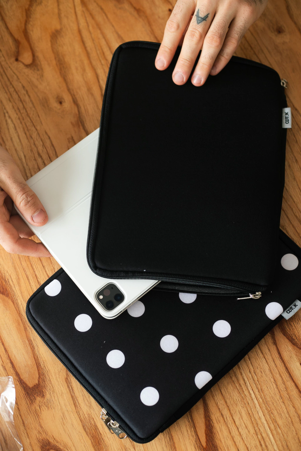 _mg_0770-0ca93d29863ce6840617150065532124-1024-1024 Funda para Tablet CDTEK 10” | Neoprene | Lunares Blancos | Cierre Seguro - Imagen 5