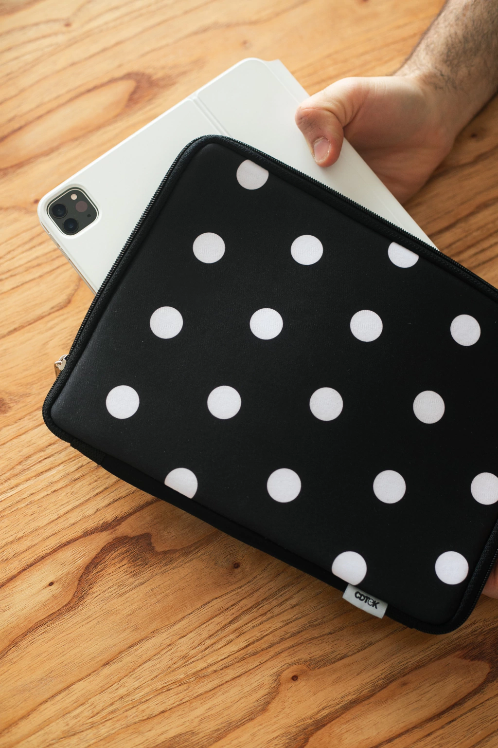 _mg_0771-d6109b9458d31fbaaa17150065499598-1024-1024 Funda para Tablet CDTEK 10” | Neoprene | Lunares Blancos | Cierre Seguro - Imagen 4